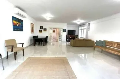 Casa sobreposta de 229 m² com 4 quartos, 2 suite, 1 escritório, 2 vagas e 2 quadras da praia