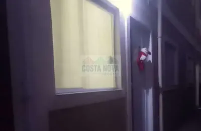 Casa térrea em condomínio a venda, com 2 quartos, 1 banheiro e 1 vaga