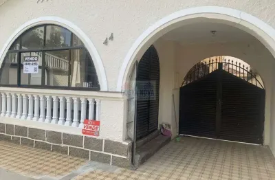 Casa com 338 m², 4 dormitórios sendo 1 suíte, 5 banheiros, 3 vagas, bairro boqueirão