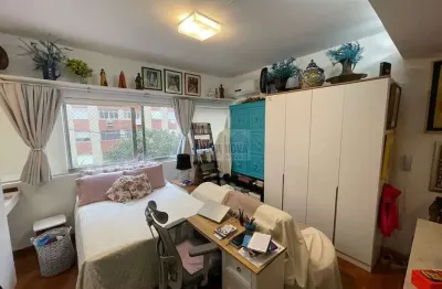 Studio de 32m2 com 1 quarto, 1 vaga de garagem a uma quadra da praia