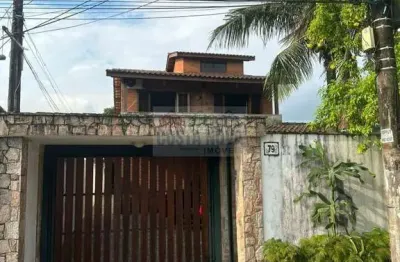 Sobreposta alta, com 300m² , com garagem para 4 veículos