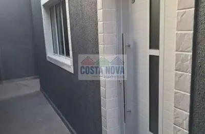 Casa sobreposta nova com 73m², 2 quartos, 2 banheiros e garagem privativa