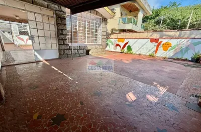 Casa ampla no canal 5 com 3 dormitórios, quintal, depósito e garagem para 4 carros