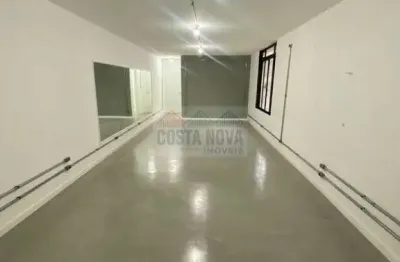 Sala comercial para locação com 65m², dispõe de 2 banheiros com copa com excelente infraestrutura