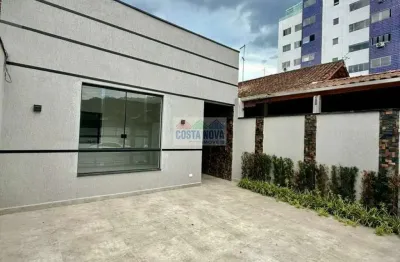 Casa no canto do forte com suíte, área gourmet e jacuzzi a 800m da praia.