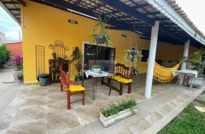 Casa com 4 quartos, 1 suíte, 6 vagas de garagem, banheiro social e apoio, no bairro real.