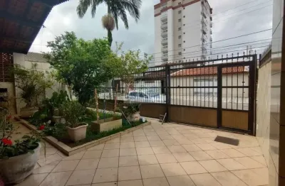 Casa com recuo frontal e lateral à venda no bairro maracanã, a apenas 150 metros da praia.