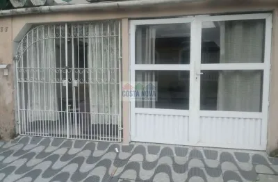 Casa térrea, 2 dormitórios, 3 banheiros, 2 vagas cobertas, próximo a praia