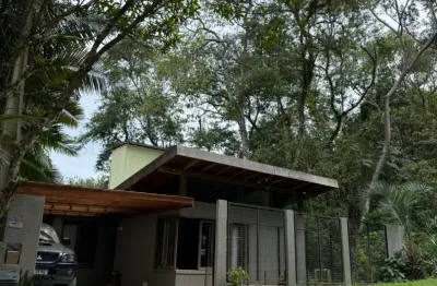 Casa 1 suíte, 2 demi suite, em meio a nratureza praia do estaleiro balneário camboriú