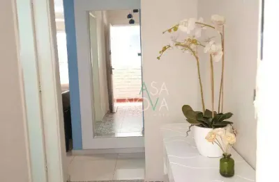 Apartamento mobiliado com sacada e  vista lateral para praia.