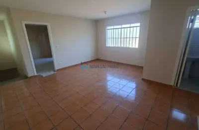 Casa assobradada de 2 dorms com 1 vaga em ótima localização