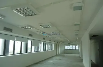 Conjunto comercial com  260 m2, 4 vagas de garagem.