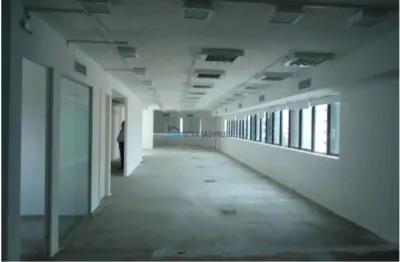 Conjunto comercial com 259m² banheiros, 4 vagas de garagem.