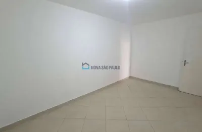 Casa térrea, com 2dorm. ,1 vaga de garagem, a 11 minutos a pé do metrô praça da árvore.