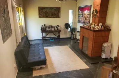 Metrô jabaquara, casa térrea com 4 dormitórios sendo 3 suítes, 4 vagas de garagem.