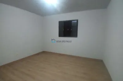 Ótima localização, dois dormitórios, sala, cozinha, banheiro, área de serviço, uma vaga de garagem