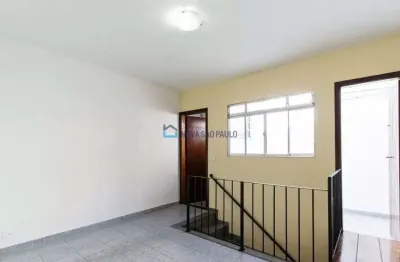 Sobrado com 03 dorms e 01 vaga na via santa catarina