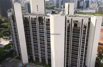 Andar comercial com 1385m², 16 vagas por andar, 6 elevadores sociais e 4 banheiros em cada andar