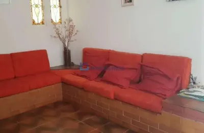 Casa com 01 dorms sendo 01 suíte e 02 vagas na vila santa catarina