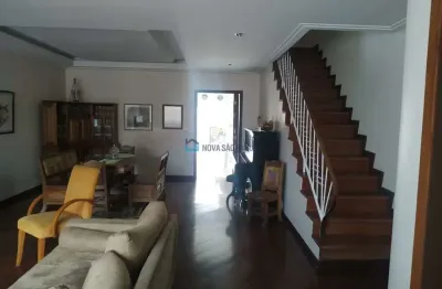 Sobrado com 3 suítes, sala, cozinha e quintal com piscina