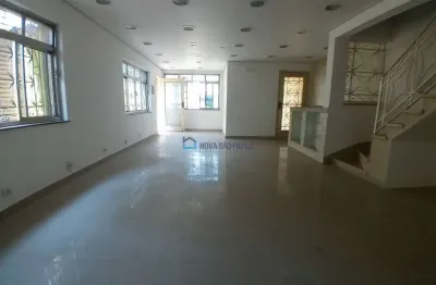 Sobrado de 190m² para alugar com 3 dormitórios, 3 banheiros e 1 vaga de garagem