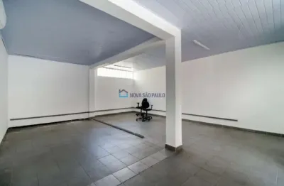 Sobrado de uso comercial de 308m² com salão de eventos, 6 banheiros e 4 vagas