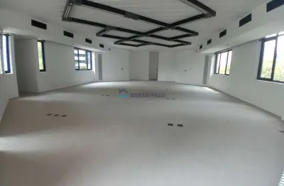 Edifício comercial de 140m² de área com 2 banheiros, 2 vagas e copa