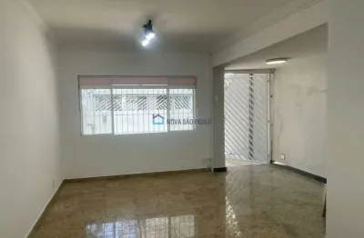 Sobrado residencial com 02 dormitórios e 02 banheiros.