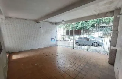 Oportunidade de investimento ao casa com potencial em localização privilegiada.
