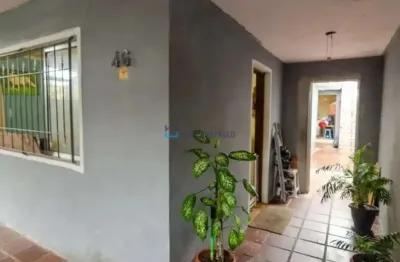 Ampla casa com suítes, banheira e excelente localização