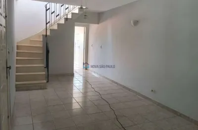 Sobrado com  03 quartos e 02 vagas - excelente localização