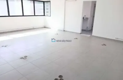 Excelente localização, excelente sala comercial com 60m², 2 banheiros, 1 vaga.