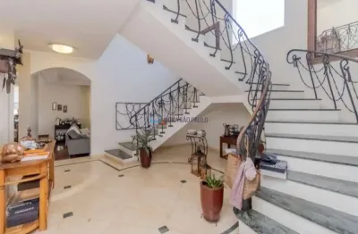 Sobrado com 03 suítes e 06 vagas vagas - lazer com churrasqueira e piscina