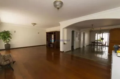 Sobrado com 256m² sendo 4 dormitórios 3 suítes sala coz 4 banheiros lavanderia 5 vagas de garagem.