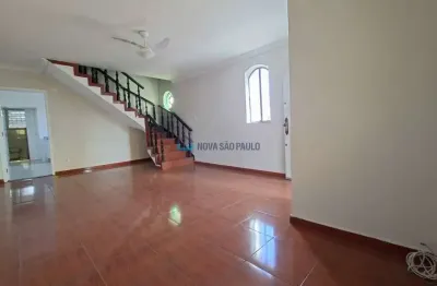 Sobrado para locação com 03 quartos e 04 vagas de garagem