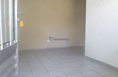 Possui: 1 dormitório, sala, cozinha, banheiro, área de serviço, 1 vaga