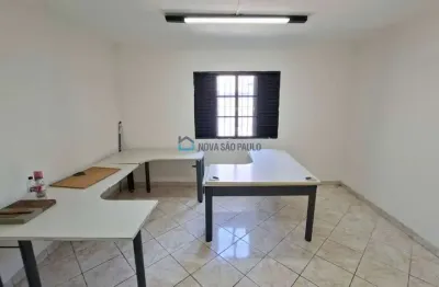 Excelente localização, proximo ao metro saúde , sala comercial com 40m², 1 banheiro.