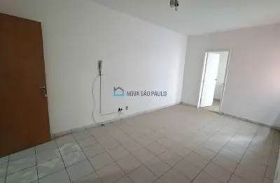 Apartamento sem elevador com 1 dormitório, sala, cozinha, banheiro, área de serviço.
