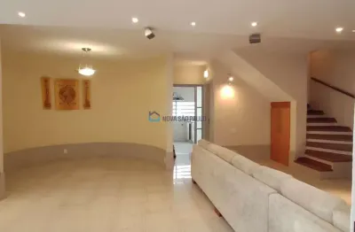 Sobrado com 03 quartos e 04 vagas na região do planalto paulista.