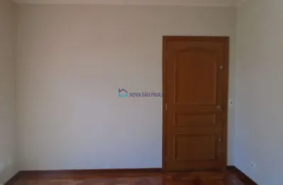 Casa térrea para locação! a 750 metros a pé do metrô santos-imigrantes!