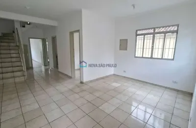 Sobrado para locação com 3 quartos e 02 vagas de garagem na Chácara Inglesa.