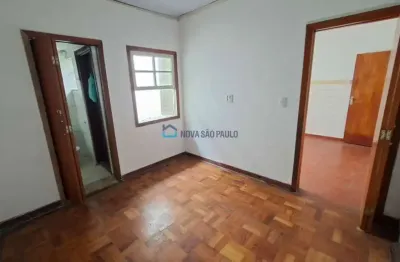 Casa com 2 quartos para alugar na Rua Dias de Toledo, --, Saúde, São Paulo