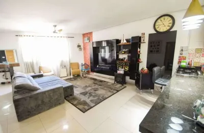 Ótima localização, fácil acesso a grandes vias e metro