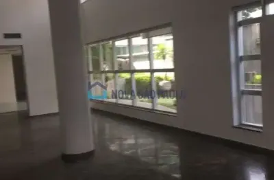Loja com mezanino , ótima localização, corredor comercial