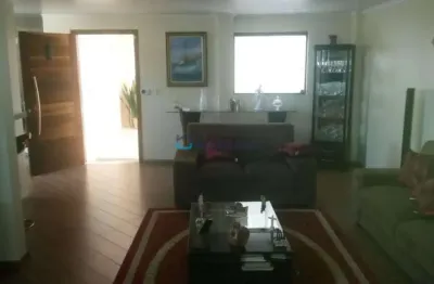 Amplo sobrado de 3 dormitórios, sendo 1 suíte e 2 vagas na vila gumercindo.