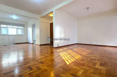 Casa com 3 dormitórios, 01 suite e 2 vagas ao lado do metrô saúde.