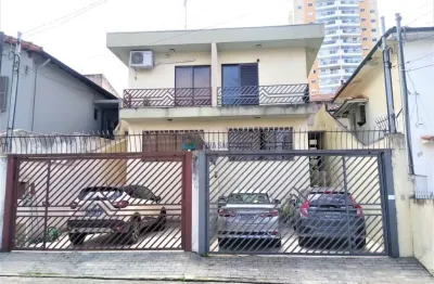 Casa com 4 dormitórios, 2 vagas, quintal com churrasqueira Próximo ao Metrô Saude.