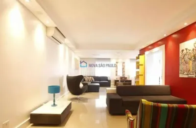 Apartamento de 210m² com 3 dormitórios, sendo 2 suítes ,3 banheiros e 1 vaga.