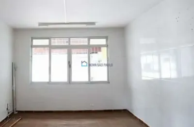 Sobrado com 04 quartos na região da vila santa catarina.