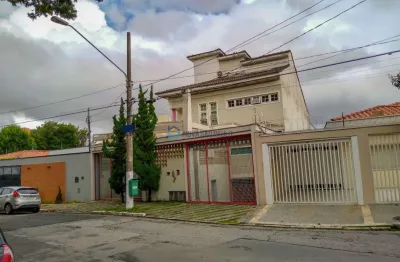 Casa alto padrão com 3 suítes, 7 vagas, churrasqueira e piscina no jardim da saúde.
